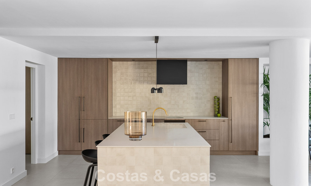 Elegante casa adosada reformada con piscina privada en venta en Nueva Andalucía, Marbella 804904
