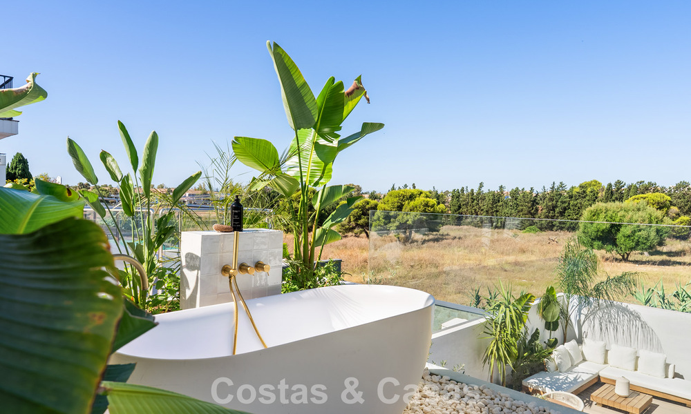 Elegante casa adosada reformada con piscina privada en venta en Nueva Andalucía, Marbella 804913