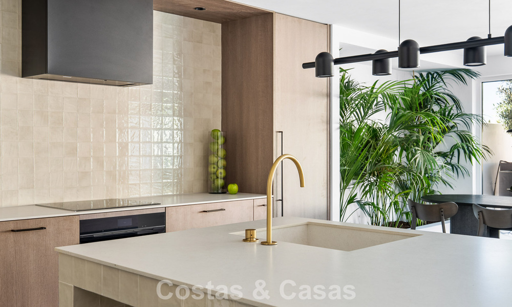 Elegante casa adosada reformada con piscina privada en venta en Nueva Andalucía, Marbella 804914