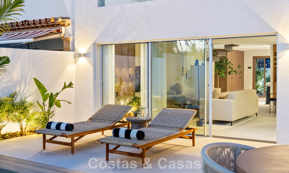Elegante casa adosada reformada con piscina privada en venta en Nueva Andalucía, Marbella 804918