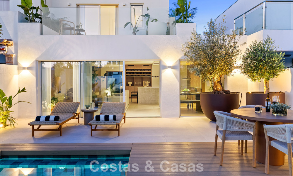 Elegante casa adosada reformada con piscina privada en venta en Nueva Andalucía, Marbella 804919