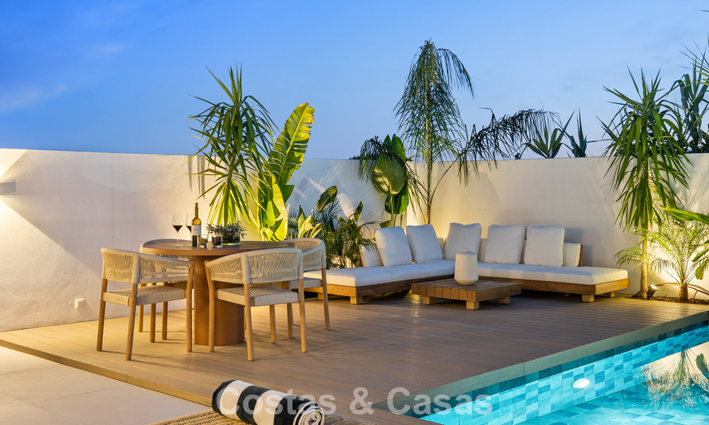 Elegante casa adosada reformada con piscina privada en venta en Nueva Andalucía, Marbella 804922
