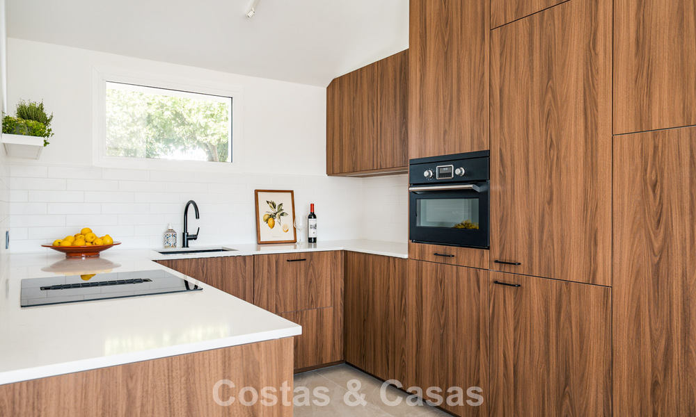Adosado contemporáneo reformado con vistas al golf y al mar en venta en la New Golden Mile, Marbella - Estepona 804925