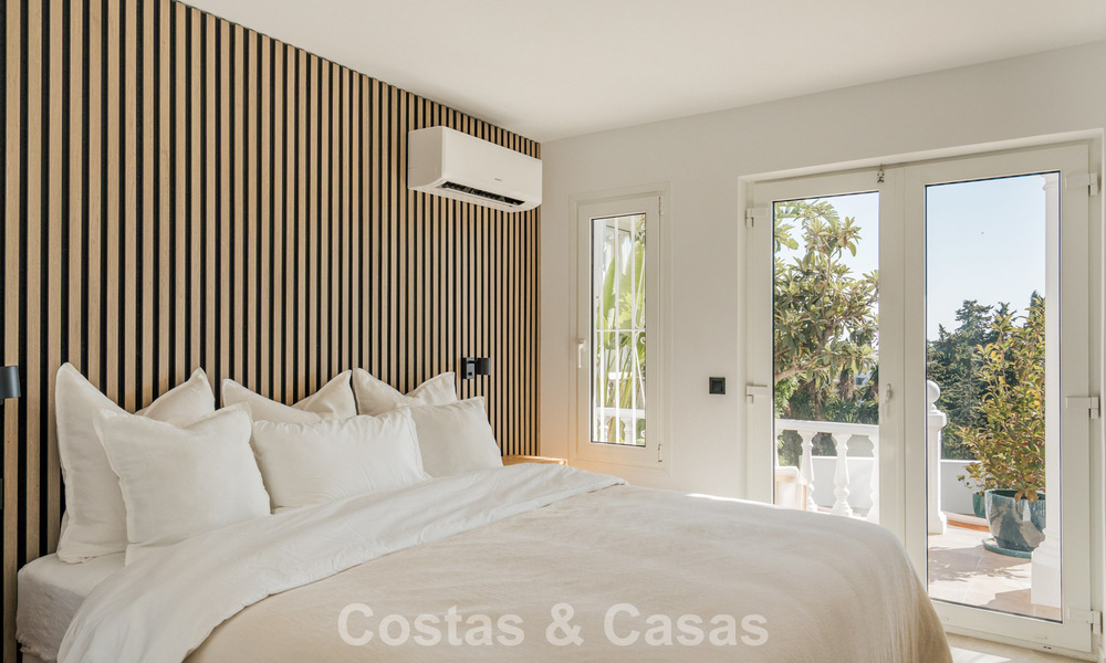Adosado contemporáneo reformado con vistas al golf y al mar en venta en la New Golden Mile, Marbella - Estepona 804929
