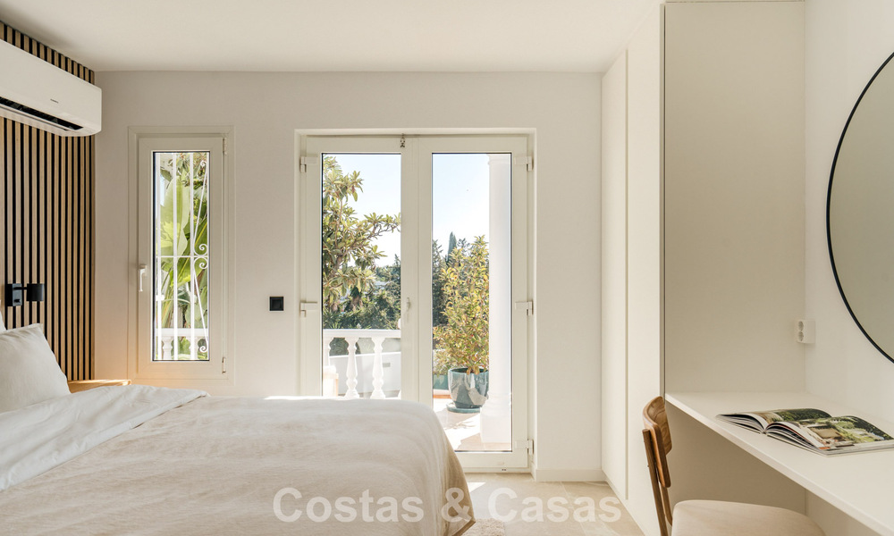 Adosado contemporáneo reformado con vistas al golf y al mar en venta en la New Golden Mile, Marbella - Estepona 804930