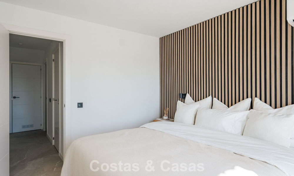 Adosado contemporáneo reformado con vistas al golf y al mar en venta en la New Golden Mile, Marbella - Estepona 804933