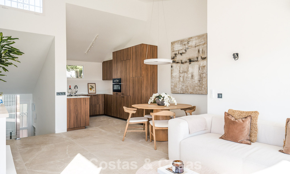 Adosado contemporáneo reformado con vistas al golf y al mar en venta en la New Golden Mile, Marbella - Estepona 804944