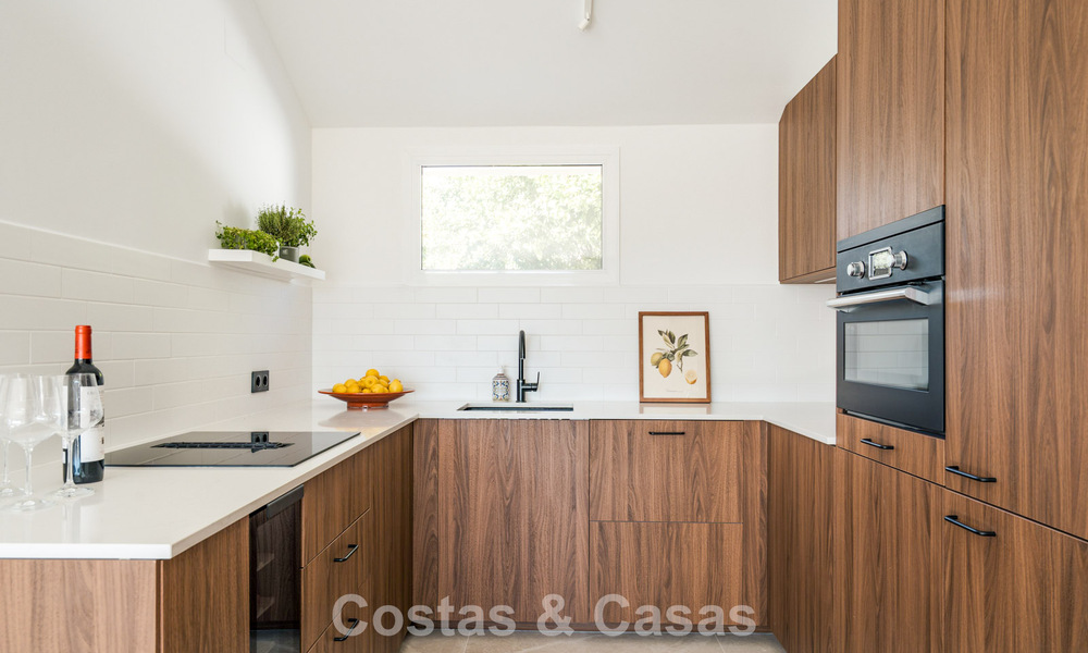 Adosado contemporáneo reformado con vistas al golf y al mar en venta en la New Golden Mile, Marbella - Estepona 804946