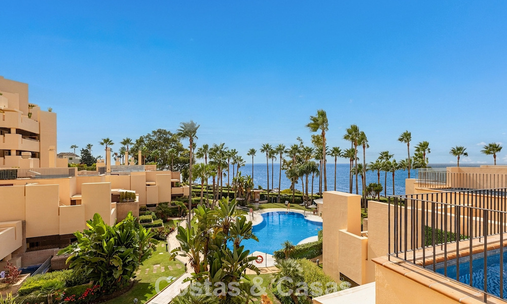 Ático moderno en venta en un complejo en primera línea de playa en la Nueva Milla de Oro entre Marbella y Estepona 805399