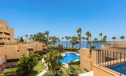 Ático moderno en venta en un complejo en primera línea de playa en la Nueva Milla de Oro entre Marbella y Estepona 805399