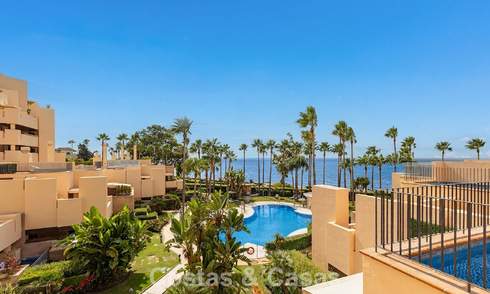 Ático moderno en venta en un complejo en primera línea de playa en la Nueva Milla de Oro entre Marbella y Estepona 805399