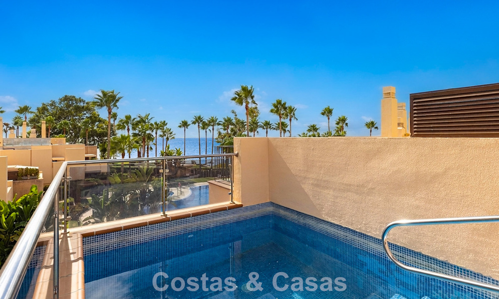 Ático moderno en venta en un complejo en primera línea de playa en la Nueva Milla de Oro entre Marbella y Estepona 805400