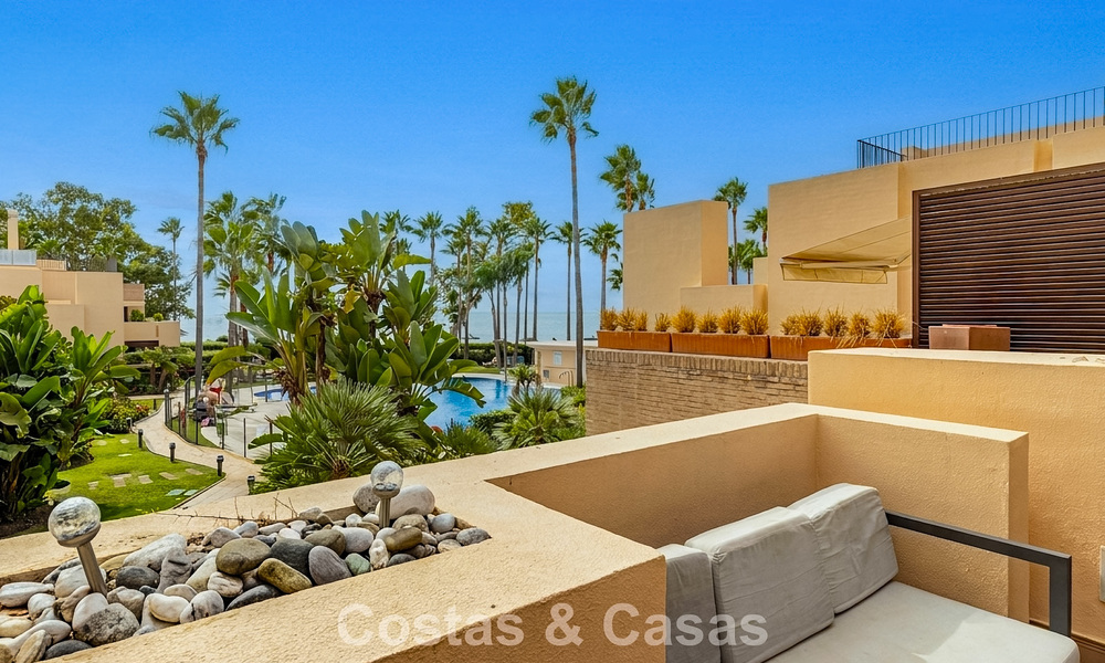 Ático moderno en venta en un complejo en primera línea de playa en la Nueva Milla de Oro entre Marbella y Estepona 805401