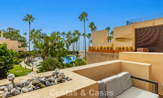 Ático moderno en venta en un complejo en primera línea de playa en la Nueva Milla de Oro entre Marbella y Estepona 805401 