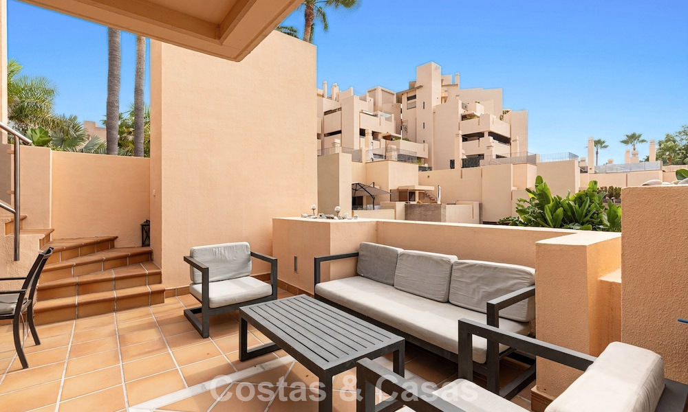 Ático moderno en venta en un complejo en primera línea de playa en la Nueva Milla de Oro entre Marbella y Estepona 805403