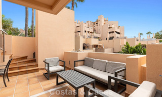 Ático moderno en venta en un complejo en primera línea de playa en la Nueva Milla de Oro entre Marbella y Estepona 805403 