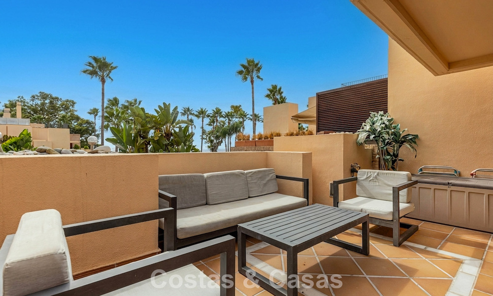 Ático moderno en venta en un complejo en primera línea de playa en la Nueva Milla de Oro entre Marbella y Estepona 805404