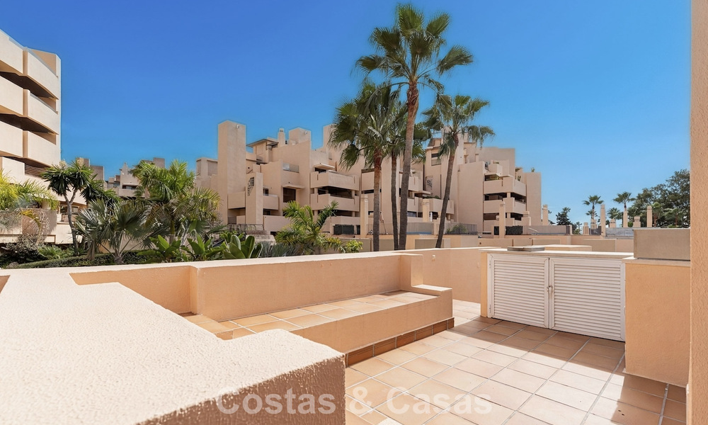 Ático moderno en venta en un complejo en primera línea de playa en la Nueva Milla de Oro entre Marbella y Estepona 805405