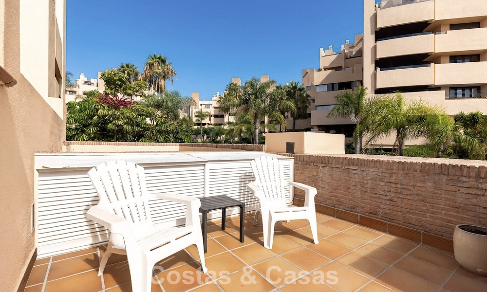 Ático moderno en venta en un complejo en primera línea de playa en la Nueva Milla de Oro entre Marbella y Estepona 805408