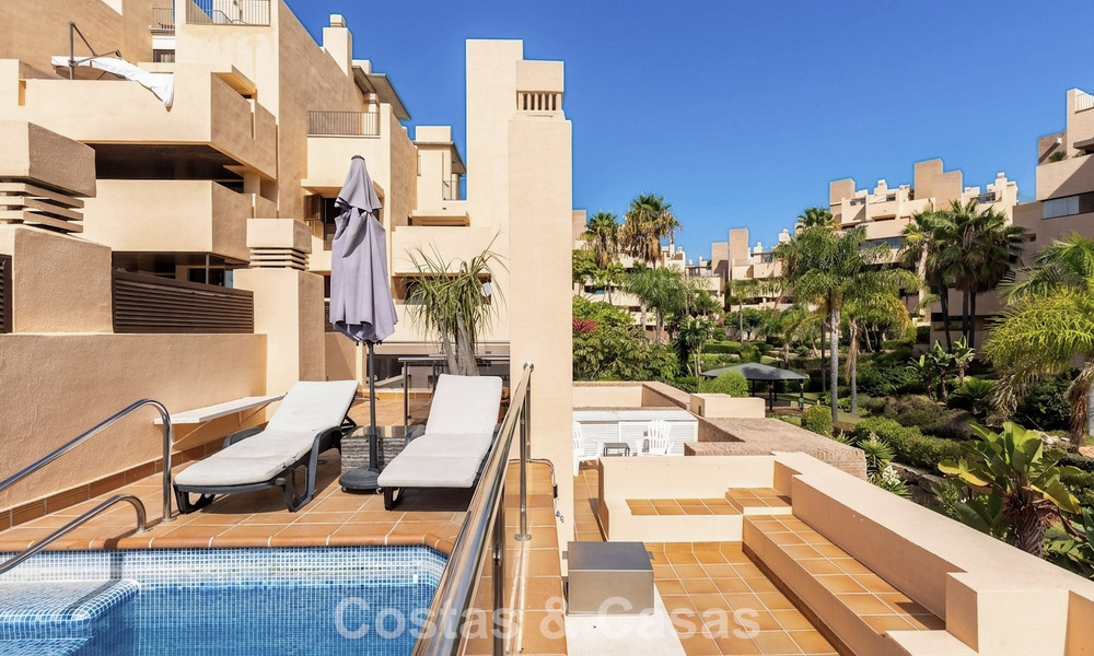 Ático moderno en venta en un complejo en primera línea de playa en la Nueva Milla de Oro entre Marbella y Estepona 805409