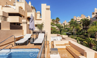 Ático moderno en venta en un complejo en primera línea de playa en la Nueva Milla de Oro entre Marbella y Estepona 805409 