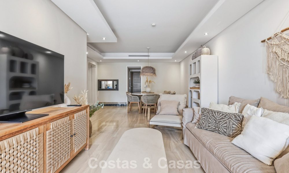 Ático moderno en venta en un complejo en primera línea de playa en la Nueva Milla de Oro entre Marbella y Estepona 805412
