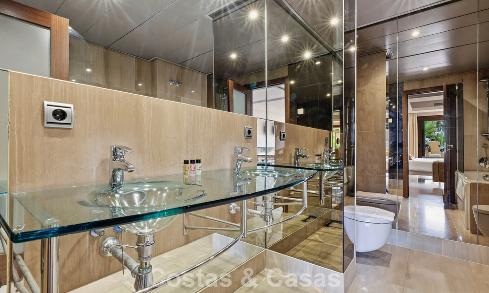 Ático moderno en venta en un complejo en primera línea de playa en la Nueva Milla de Oro entre Marbella y Estepona 805417