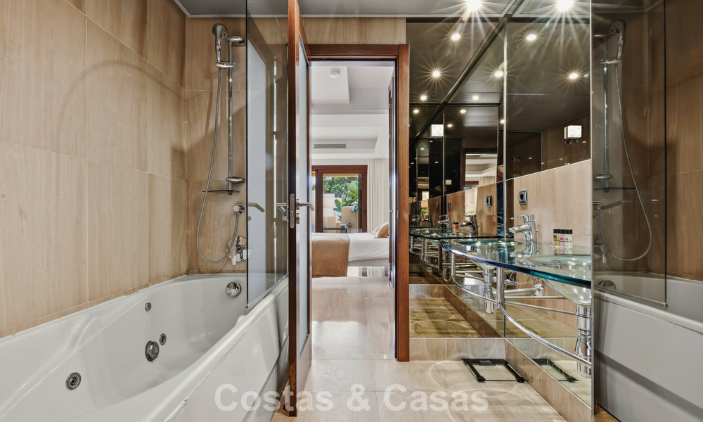 Ático moderno en venta en un complejo en primera línea de playa en la Nueva Milla de Oro entre Marbella y Estepona 805418