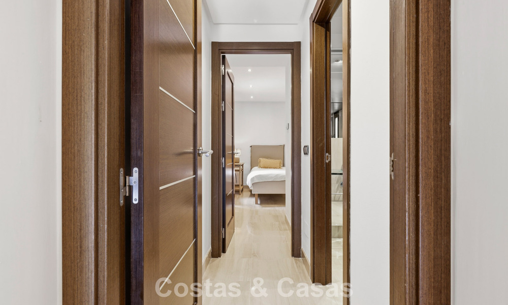Ático moderno en venta en un complejo en primera línea de playa en la Nueva Milla de Oro entre Marbella y Estepona 805422