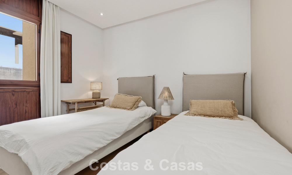 Ático moderno en venta en un complejo en primera línea de playa en la Nueva Milla de Oro entre Marbella y Estepona 805423