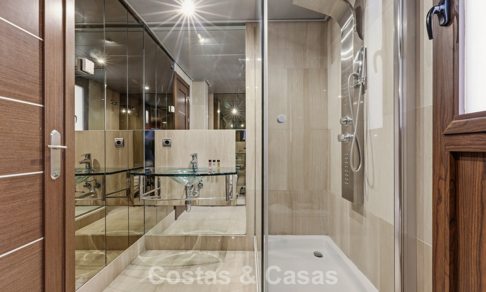 Ático moderno en venta en un complejo en primera línea de playa en la Nueva Milla de Oro entre Marbella y Estepona 805426