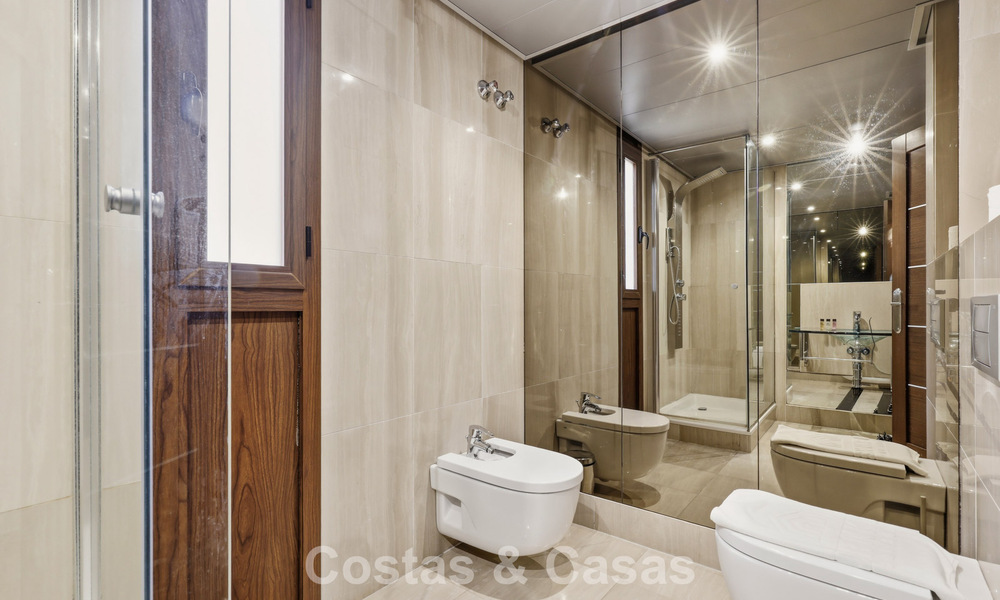 Ático moderno en venta en un complejo en primera línea de playa en la Nueva Milla de Oro entre Marbella y Estepona 805427