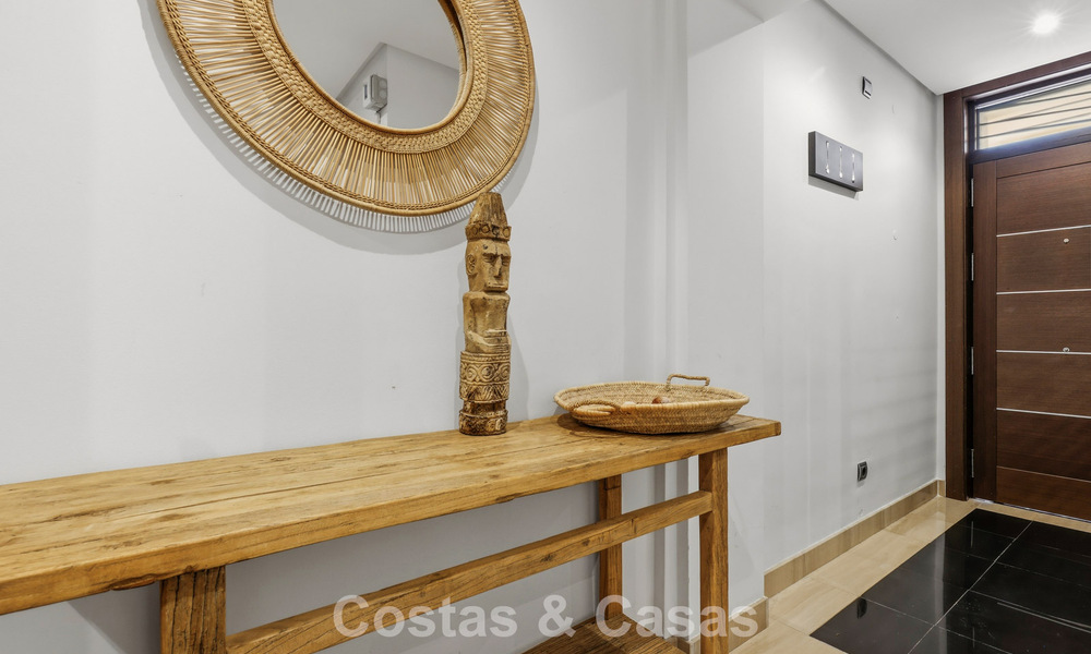 Ático moderno en venta en un complejo en primera línea de playa en la Nueva Milla de Oro entre Marbella y Estepona 805428