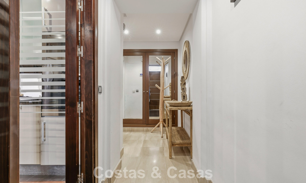 Ático moderno en venta en un complejo en primera línea de playa en la Nueva Milla de Oro entre Marbella y Estepona 805429