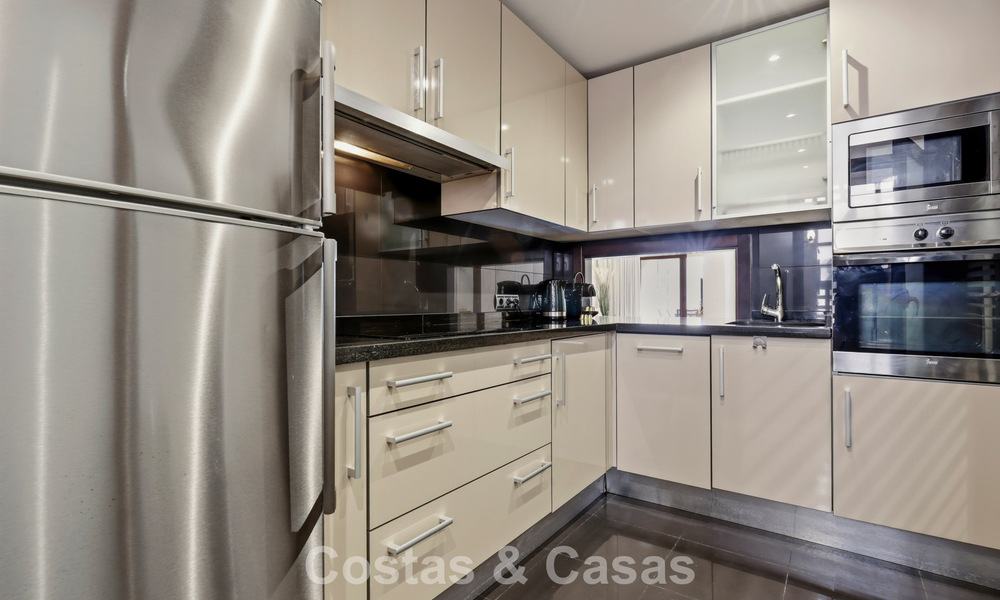 Ático moderno en venta en un complejo en primera línea de playa en la Nueva Milla de Oro entre Marbella y Estepona 805430