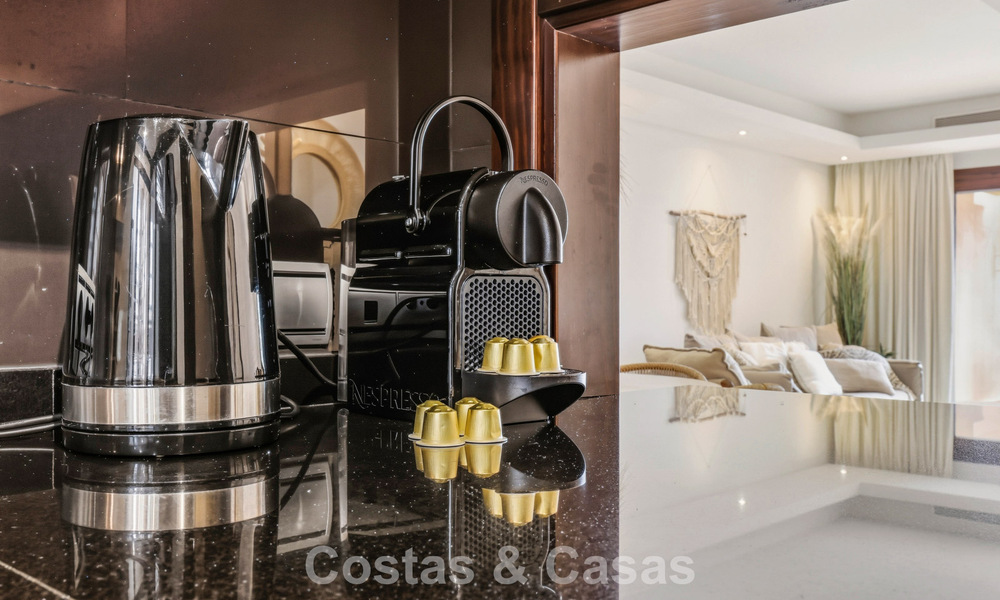 Ático moderno en venta en un complejo en primera línea de playa en la Nueva Milla de Oro entre Marbella y Estepona 805431