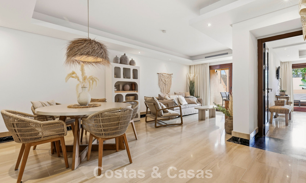 Ático moderno en venta en un complejo en primera línea de playa en la Nueva Milla de Oro entre Marbella y Estepona 805433