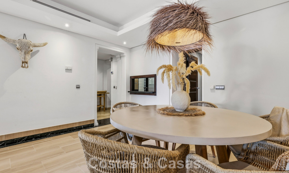 Ático moderno en venta en un complejo en primera línea de playa en la Nueva Milla de Oro entre Marbella y Estepona 805436