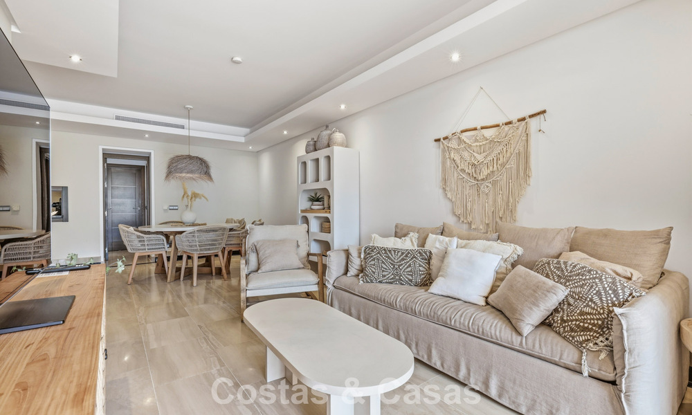 Ático moderno en venta en un complejo en primera línea de playa en la Nueva Milla de Oro entre Marbella y Estepona 805439