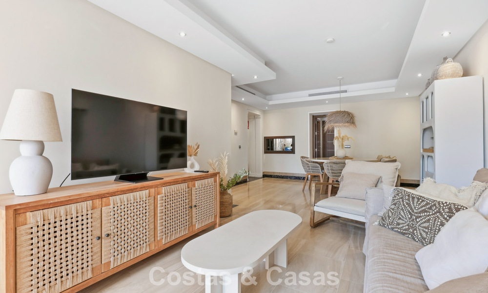 Ático moderno en venta en un complejo en primera línea de playa en la Nueva Milla de Oro entre Marbella y Estepona 805440
