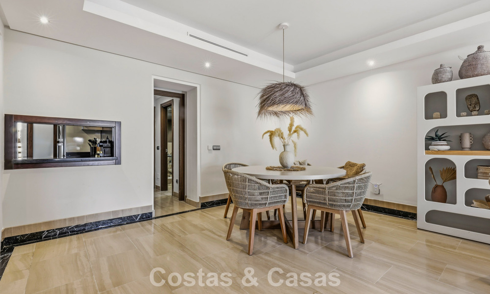 Ático moderno en venta en un complejo en primera línea de playa en la Nueva Milla de Oro entre Marbella y Estepona 805441