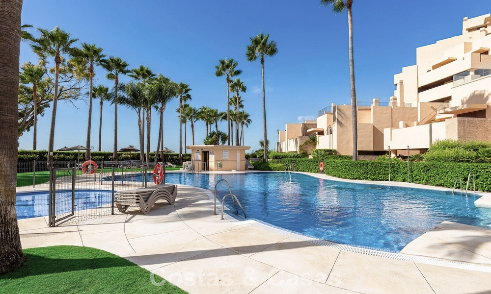 Ático moderno en venta en un complejo en primera línea de playa en la Nueva Milla de Oro entre Marbella y Estepona 805445