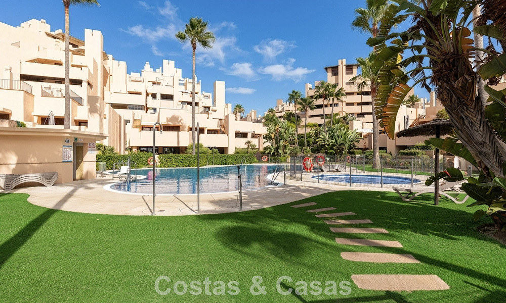 Ático moderno en venta en un complejo en primera línea de playa en la Nueva Milla de Oro entre Marbella y Estepona 805447