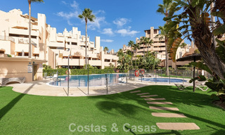 Ático moderno en venta en un complejo en primera línea de playa en la Nueva Milla de Oro entre Marbella y Estepona 805447 