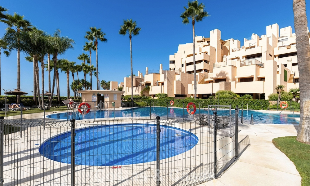 Ático moderno en venta en un complejo en primera línea de playa en la Nueva Milla de Oro entre Marbella y Estepona 805448