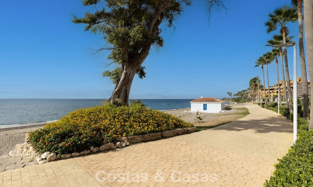Ático moderno en venta en un complejo en primera línea de playa en la Nueva Milla de Oro entre Marbella y Estepona 805450