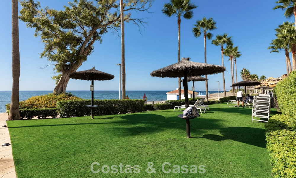 Ático moderno en venta en un complejo en primera línea de playa en la Nueva Milla de Oro entre Marbella y Estepona 805451