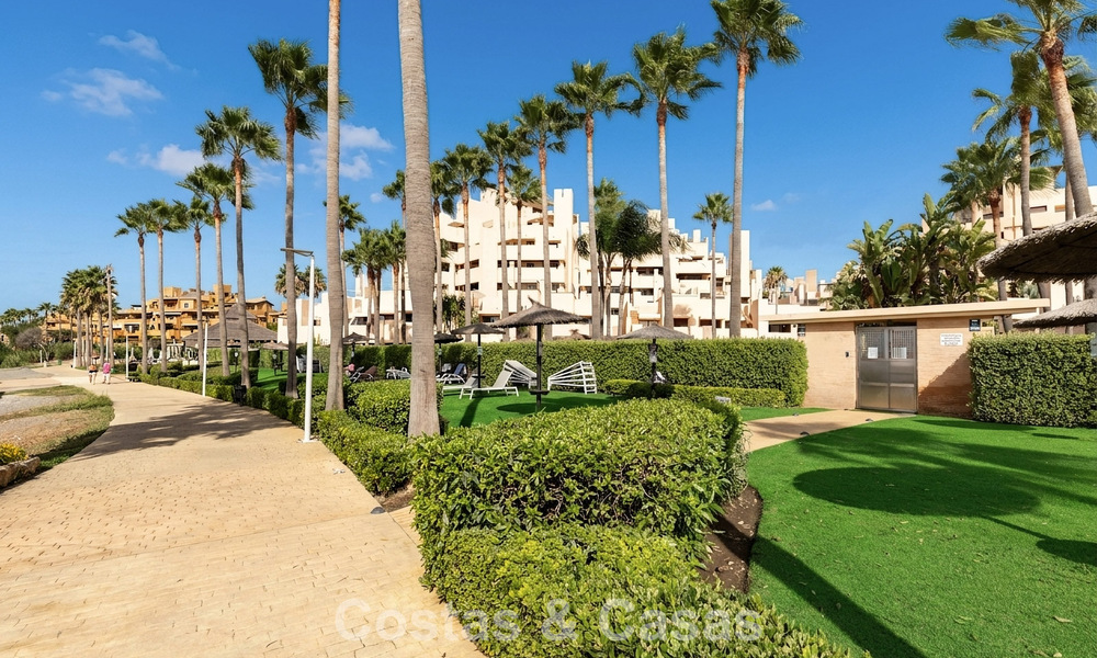 Ático moderno en venta en un complejo en primera línea de playa en la Nueva Milla de Oro entre Marbella y Estepona 805453