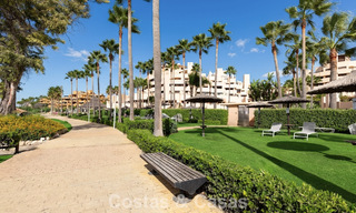 Ático moderno en venta en un complejo en primera línea de playa en la Nueva Milla de Oro entre Marbella y Estepona 805454 