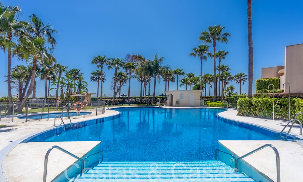 Ático moderno en venta en un complejo en primera línea de playa en la Nueva Milla de Oro entre Marbella y Estepona 805456